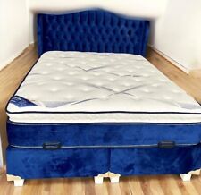Lit double capitonné bleu en velours avec coffre de rangement et matelas luxe