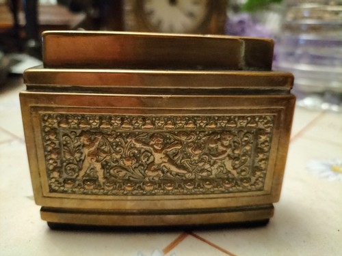 Gros briquet table decor - table,
