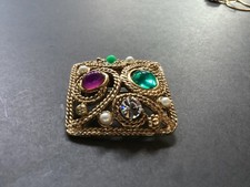 vintage broche ton or.  cabochon vert, mauve et clair.