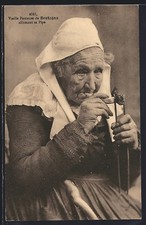 Old postcard Brittany, old smoker lighting her pipe, old lady in typical costume av 