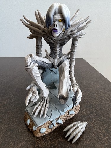 Death note last scene - rem, jun