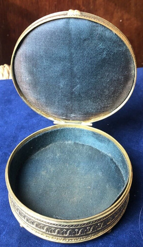 Charmante petite boite ronde - charmante,