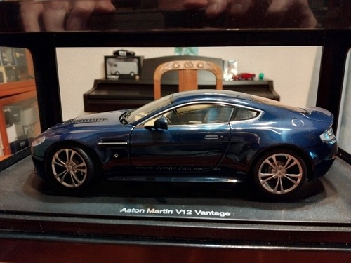 Autoart aston martin v12 - martin,