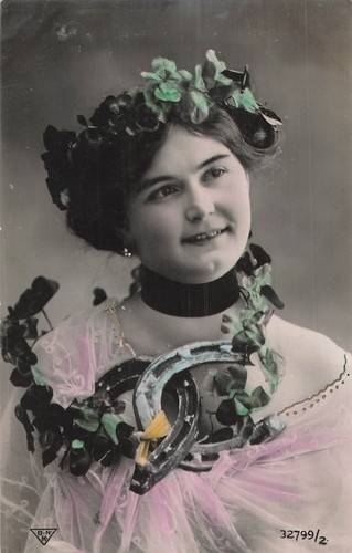 Femme elegante coiffee - cp,