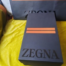 Boite ZEGNA 20x36x13 avec Sac Shopping un peu froissé 55x45x15