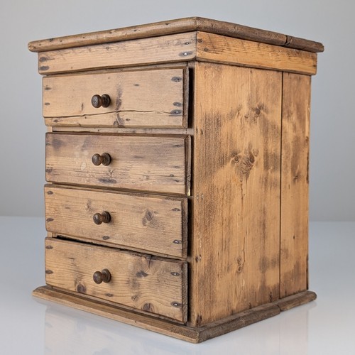 Petite commode rustique