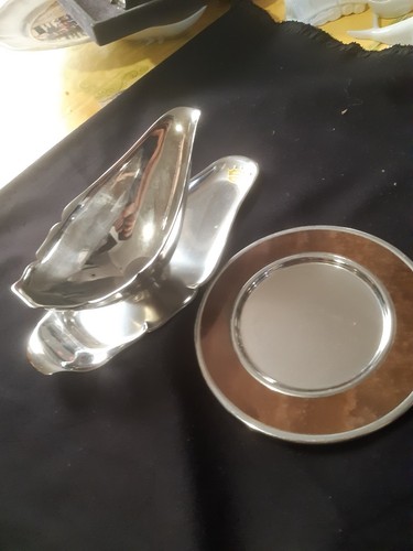 Saucière dessous de - et,