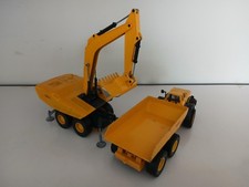 Pelleteuse et camion benne