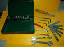 BOITE A OUTIL EN METAL AVEC DIFFERENTES CLES  TYPE LAURAVIA POUR JEEP ,DODGE , D