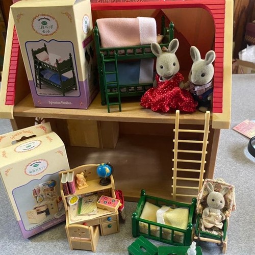 Sylvanian families red roof - families,