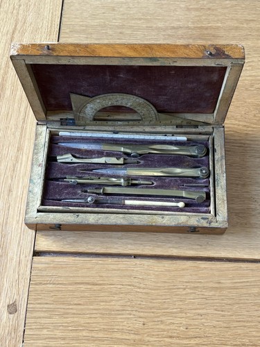 Ancien coffret compas - à,
