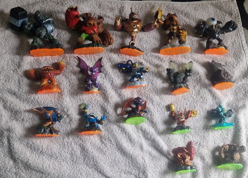 Skylanders lot figurines - 17,