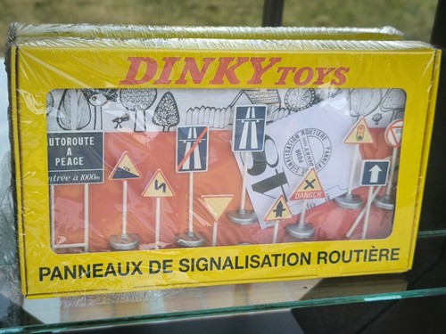 Dinky toys panneaux - toys,