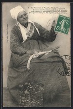 Old postcard La PLUMEUSE DE POULETS, OLD VENDOR 