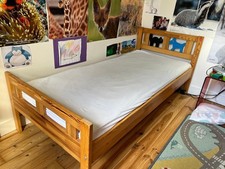 Lit d'enfant IKEA en bois avec matelas, très bon état