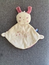 Doudou lapin plat rose brodé