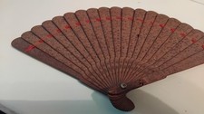 PETIT ÉVENTAIL ANCIEN EN BOIS SCULPTÉ