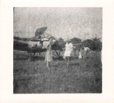 ANCIENNE PETITE PHOTOGRAPHIE PETIT GROUPE PREND LA POSE PRES D'UN AVION