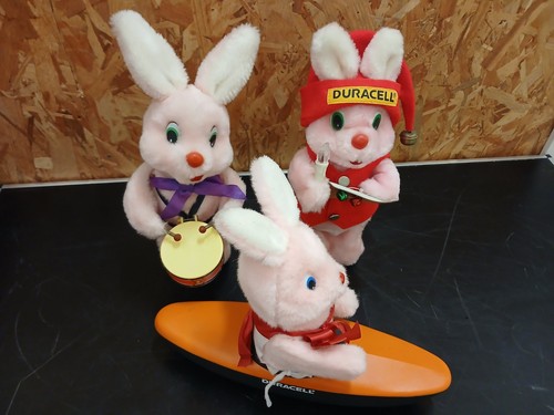 Trois pubs duracell lapins - trois,