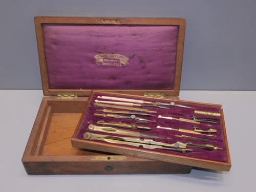 Boite compas ancienne - -,
