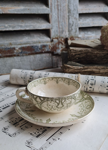 Ancienne tasse sous - ancienne,