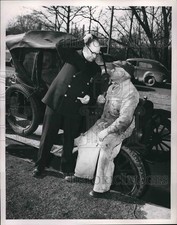 1951 Press Photo Traffic Police Pull Over Man In Vintage Automobile - nea82430