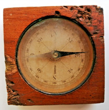 ancienne boussole en bois