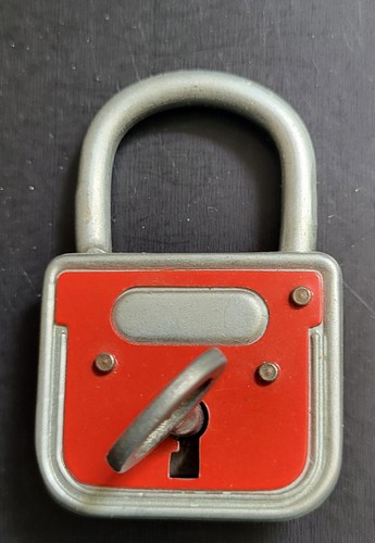 Ancien cadenas rouge - cadenas,