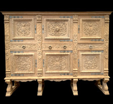 Buffet de style Renaissance en chêne massif comportant six portes . XX siècle .