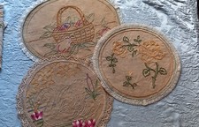 3 NAPPERONS  ANCIENS BRODES A