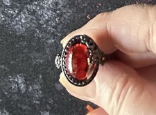 NEUVE TRÈS JOLIE BAGUE NOIRE PIERRE ROUGE TRANSPARENTE RÉGLABLE 