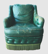 fauteuil club circa années 70 en cuir vert garnie de frange . XX siècle .