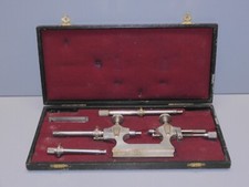 - ANCIEN COFFRET TOUR HORLOGER de PRECISION avec TOUR et PIECES COLLECTION   D