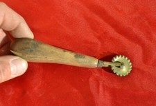 Autre belle roulette à pâtisserie ancienne en bronze et pommeau en bois tourné