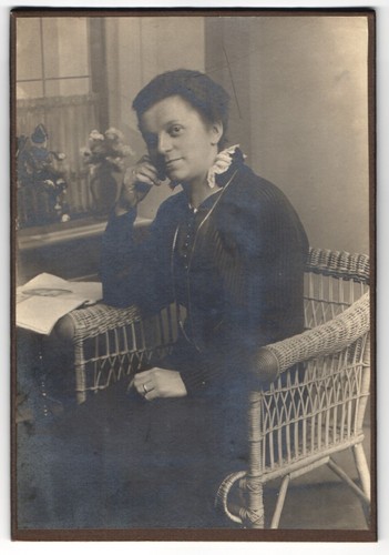 Photographie femme assise - , dans