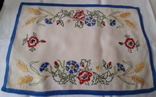 ANCIEN NAPPERON brodé main 53 cm x 34,5 cm avec dentelle