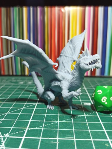 Figurine dragon ailé gris