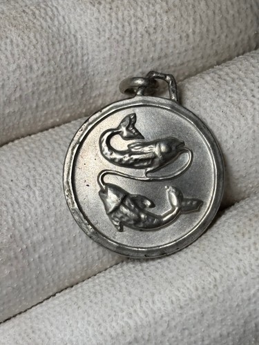 Pendentif medaille charme