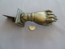 Ancien heurtoir en bronze en forme de main baguée