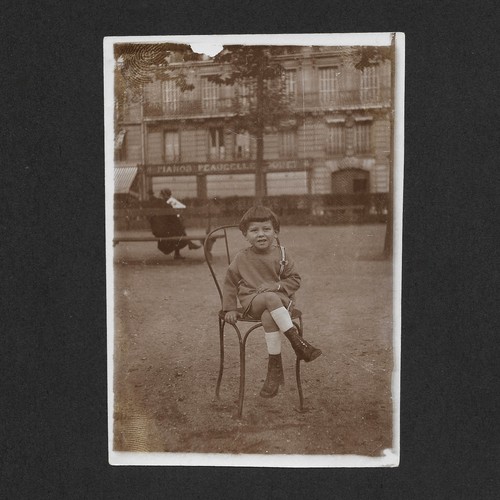 Enfant assis chaise parc