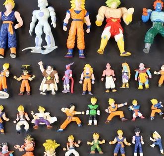 Une figurine dragon ball - une,