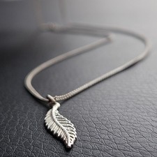 Collier pendentif plume chaîne fine élégant bijou argenté longueur 39 cm