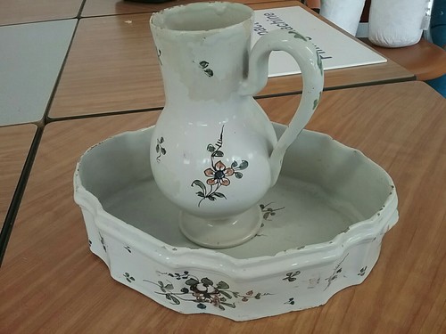 Ancien broc cruche - +, plat