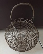 Panier à salade, oeufs en fil de fer torsadé. années 1950