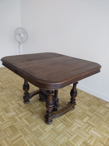 Une table ancienne bois - une, en