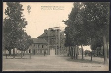 Old postcard Montdidier, Place de la République with scaffolding and adjacent buildings 