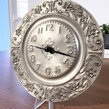 Horloge décorative en étain