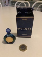 Miniature de parfum . Rochas