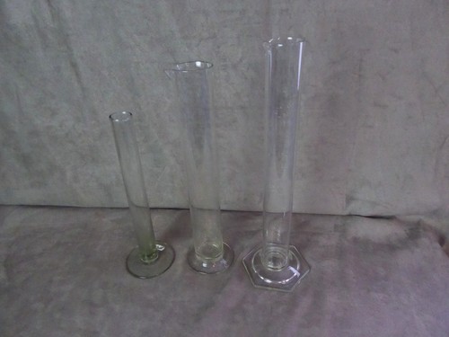 Trois eprouvettes dont deux - eprouvettes,