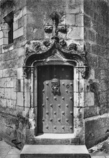 37 LANGEAIS LE CHATEAU ONE OF THE DOORS OF THE INTERIOR FACADE